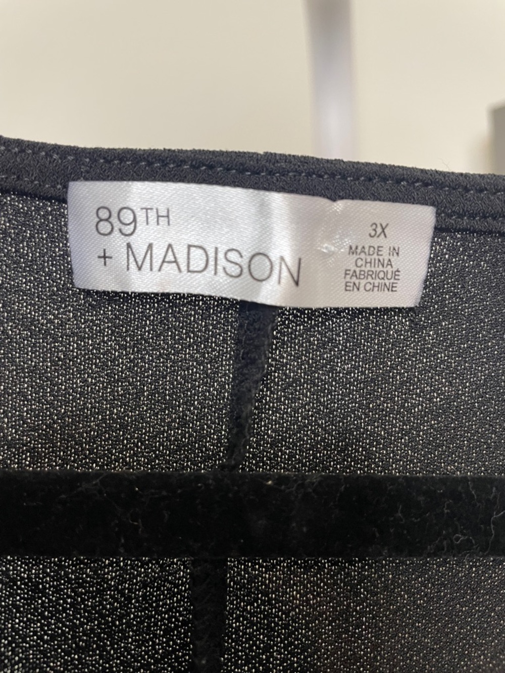 89th & Madison Black V-Neck Sleeveless Blouse with Grommet Chain Detail - Picture 2 of 5